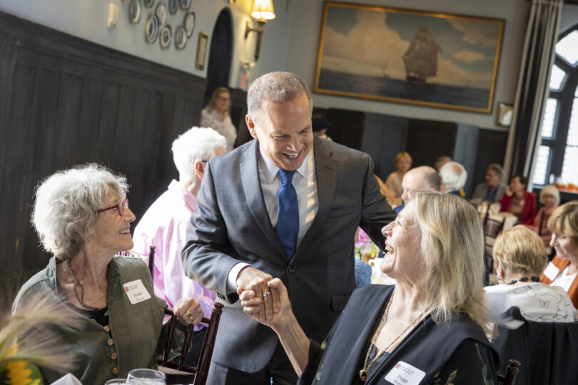 David Cicilline, Presidente y Director General, saluda a los donantes