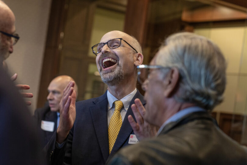 Carol Golden charla con nuevos donantes