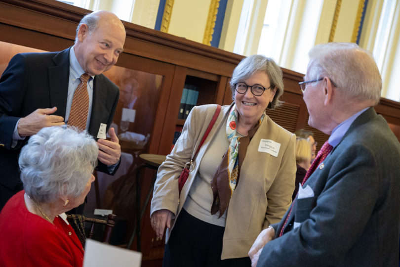 Mesa de bienvenida de la Fundación Rhode Island en un acto