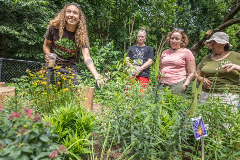 Mujeres en un jardín